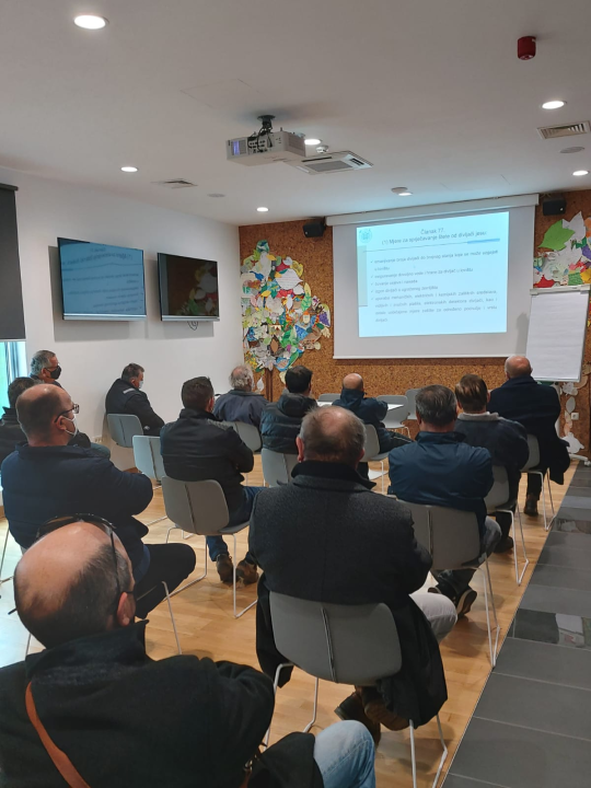 Poljoprivrednici s Krke učili kako spasiti polja od veprova: Svima podijeljeni repelenti koji divlje svinje drže podalje