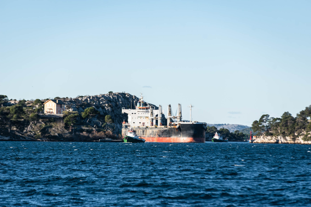 Najveći brod koji je ikad prošao kroz šibenski kanal: Ovaj div prevozi aluminij, pogledajte kako je izgledalo uplovljavanje u grad