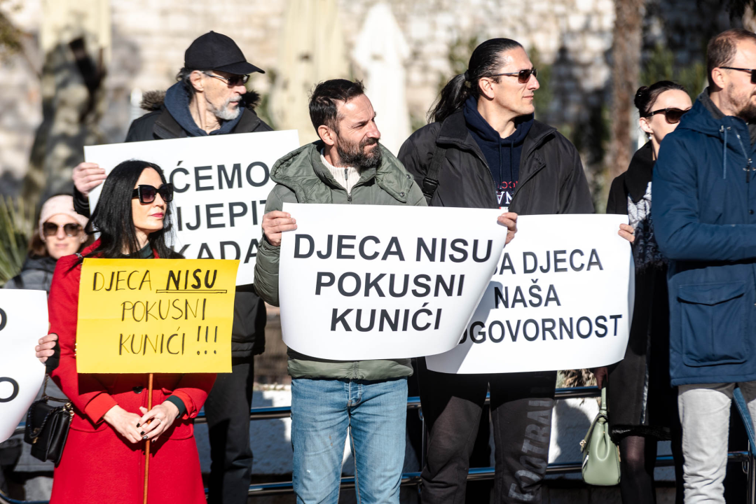 Opet prosvjedi protiv covid mjera: Antivaksersko društvo krenulo od Županije prema HZJZ-u  