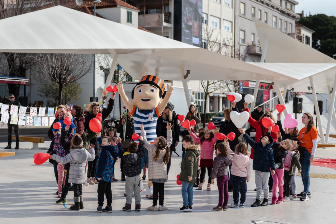 Kiša ubila romantiku Valentinova u Šibeniku: Na Poljani ruže, dječak Paško, nešto djece i slučajni prolaznici