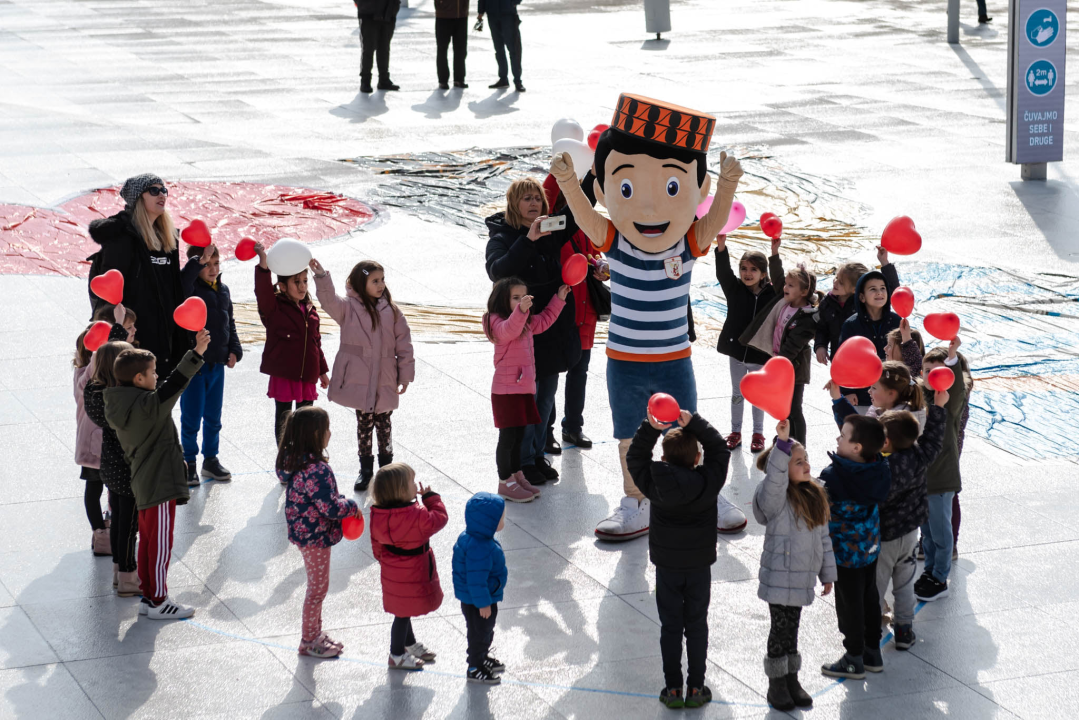 Kiša ubila romantiku Valentinova u Šibeniku: Na Poljani ruže, dječak Paško, nešto djece i slučajni prolaznici
