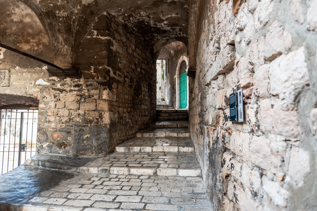 Počeli radovi obnove najstarije šibenske ulice: Prva faza gotova do travnja pa pauza zbog sezone