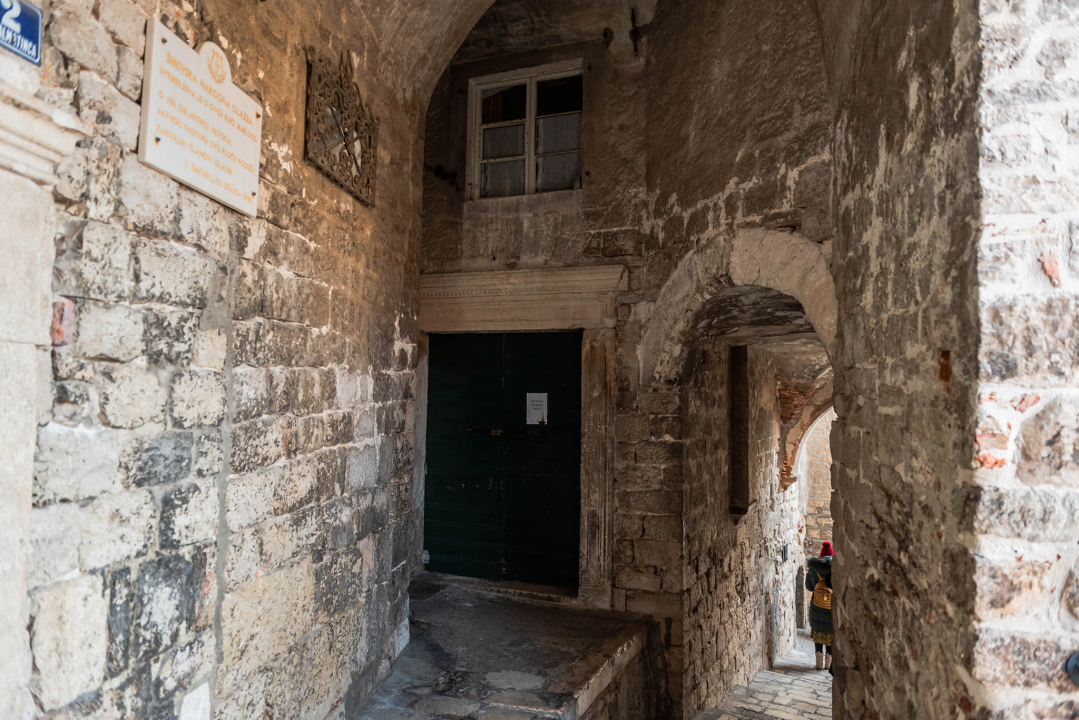 Počeli radovi obnove najstarije šibenske ulice: Prva faza gotova do travnja pa pauza zbog sezone