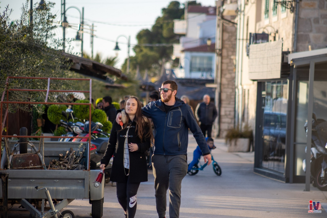 Proljeće u veljači, lipo vrime, a ko to more platit: Foto đir po Vodicama