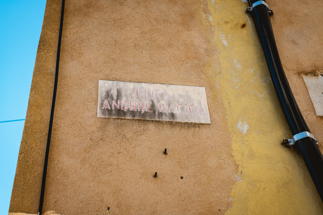 Konfuzija s nazivom ulice na Gorici: Ulica Andrije Kačića, Andrije Kačića Miočića ili Andrije Kačića Miošića?