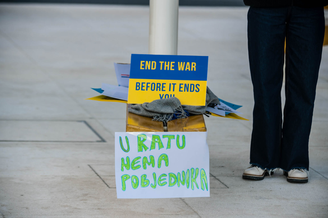 Tridesetak Šibenčana okupilo se na Poljani: Mirno se prosvjedovalo protiv rata u Ukrajini 