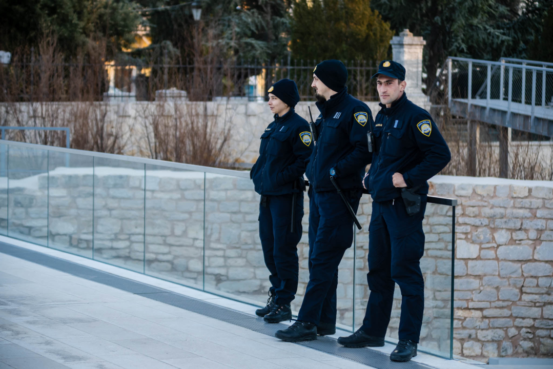 Tridesetak Šibenčana okupilo se na Poljani: Mirno se prosvjedovalo protiv rata u Ukrajini 