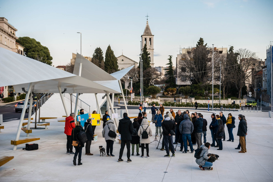Tridesetak Šibenčana okupilo se na Poljani: Mirno se prosvjedovalo protiv rata u Ukrajini 