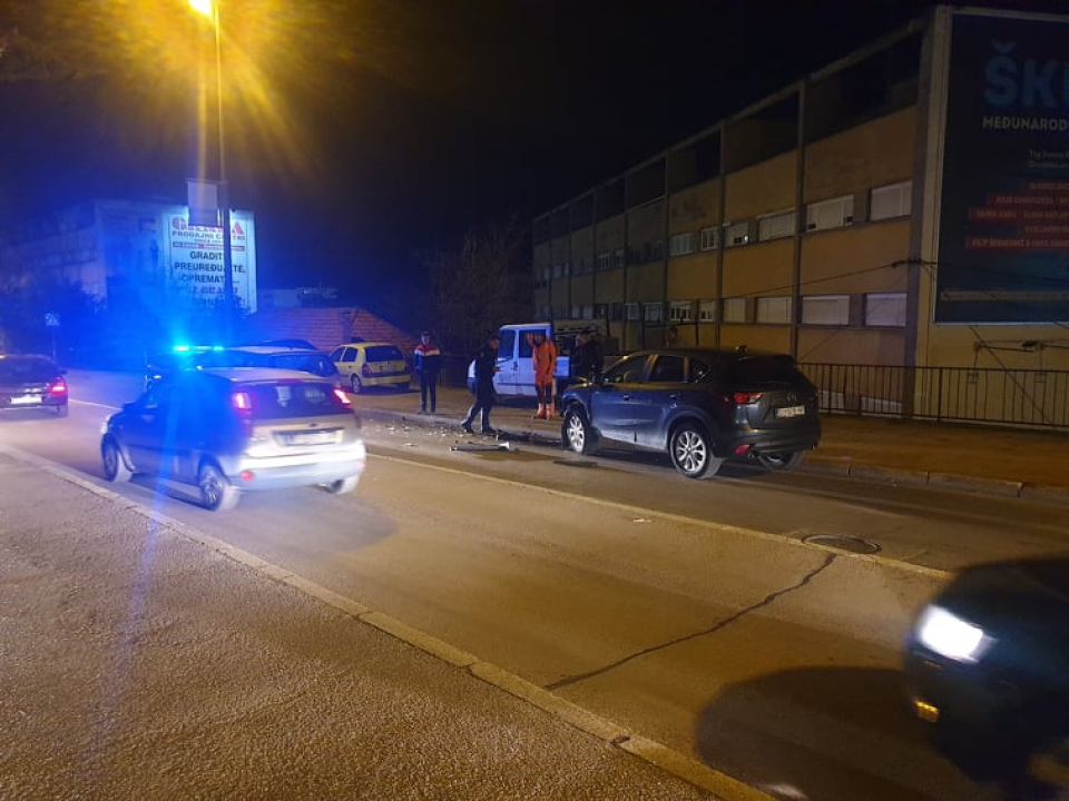 Sudar dva auta šibenskih registracija ispod 'Njegoševog trga': Jedna osoba prebačena u bolnicu 