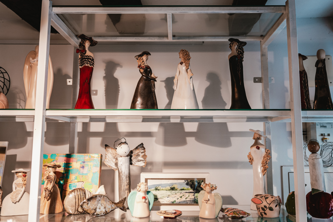 Galerija Juraj Dalmatinac u povodu Dana žena časti popustom na dizajnersku odjeću te Murtićeve i Vežine umjetnine