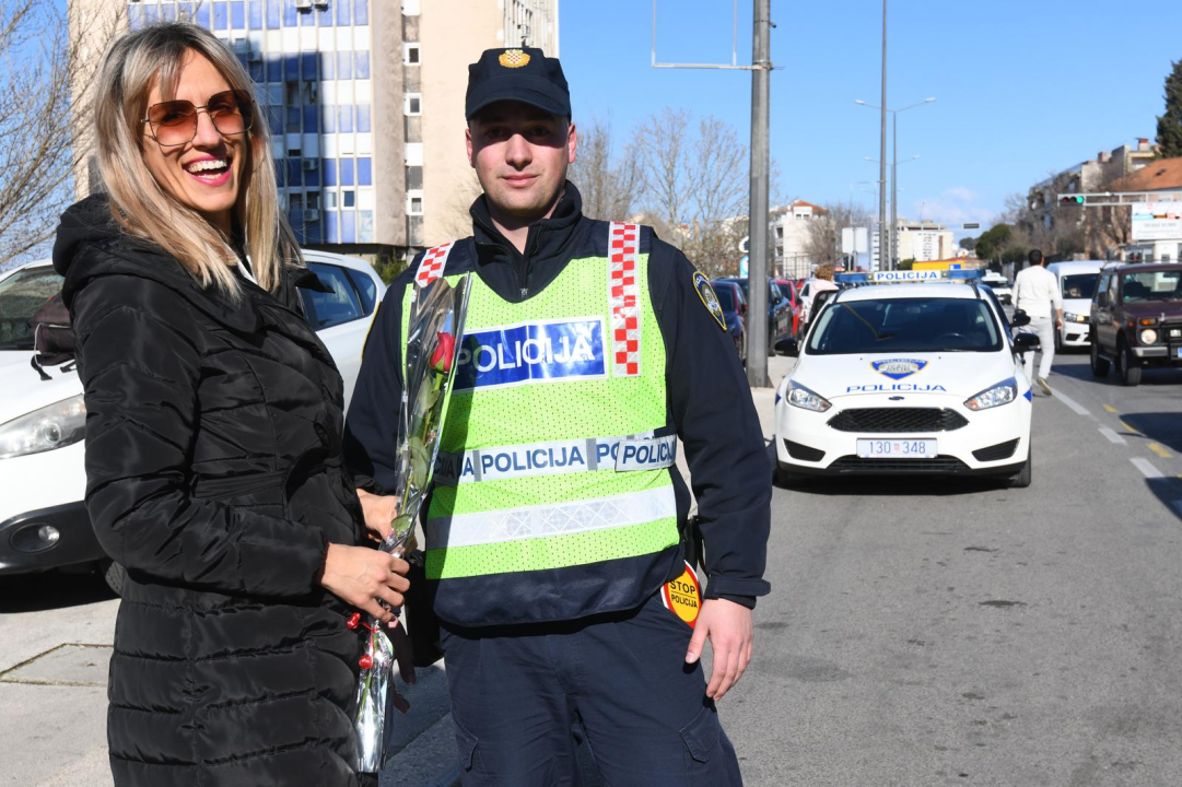 Prometna zaustavlja, ali ne piše kazne: Policajci vozačicama čestitali Dan žena 