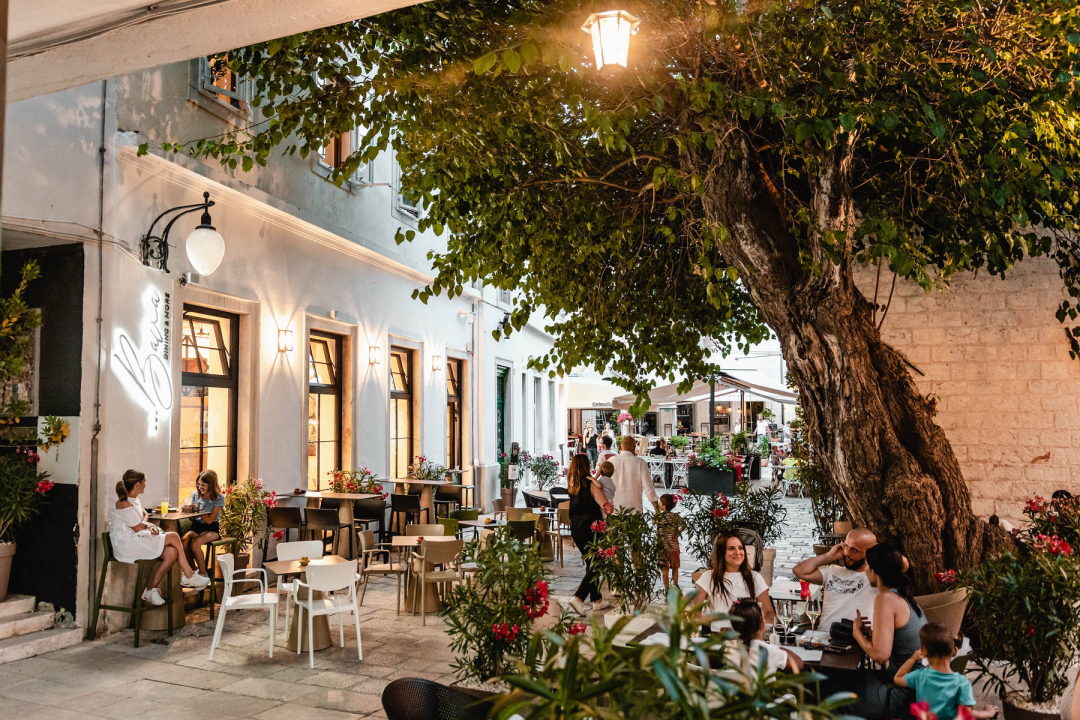 Posjetite bistro Bava i uživajte u bogatom izboru hrane i pića!