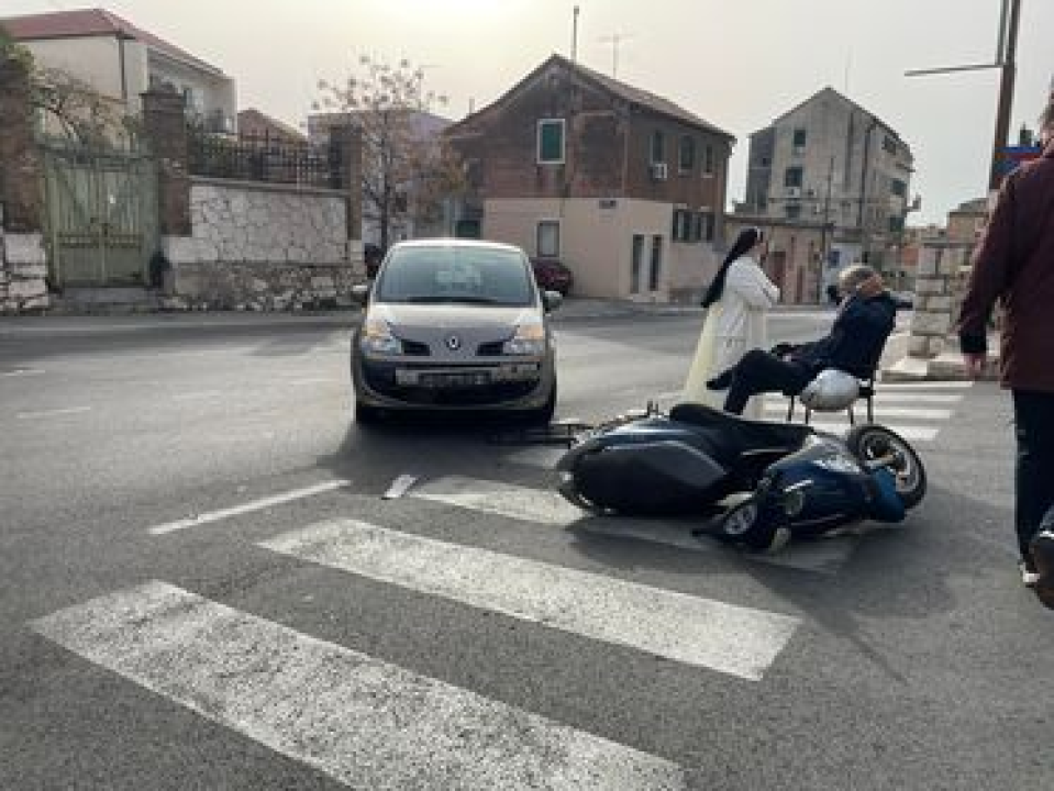 Prometna kod Vatrogasnog: Mopedist prevezen na hitnu, časnim sestrama oštećen auto 