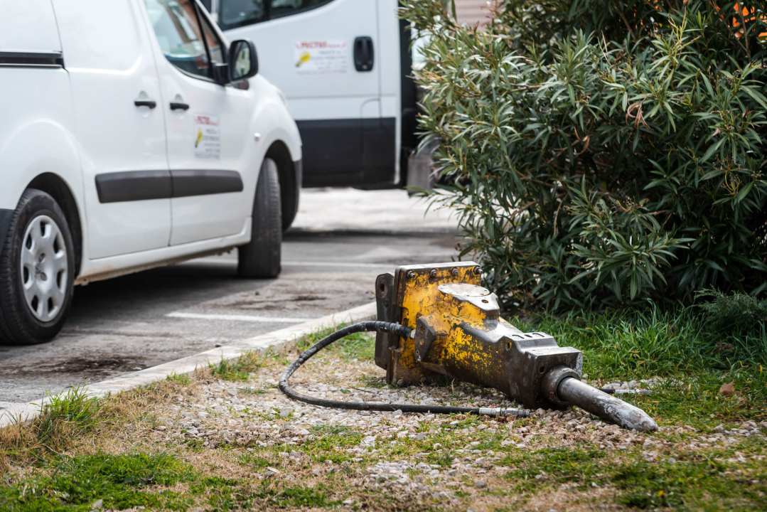 Mehanizacija stigla i u Dolac: Nastavlja se zamjena javne rasvjete na šibenskoj rivi