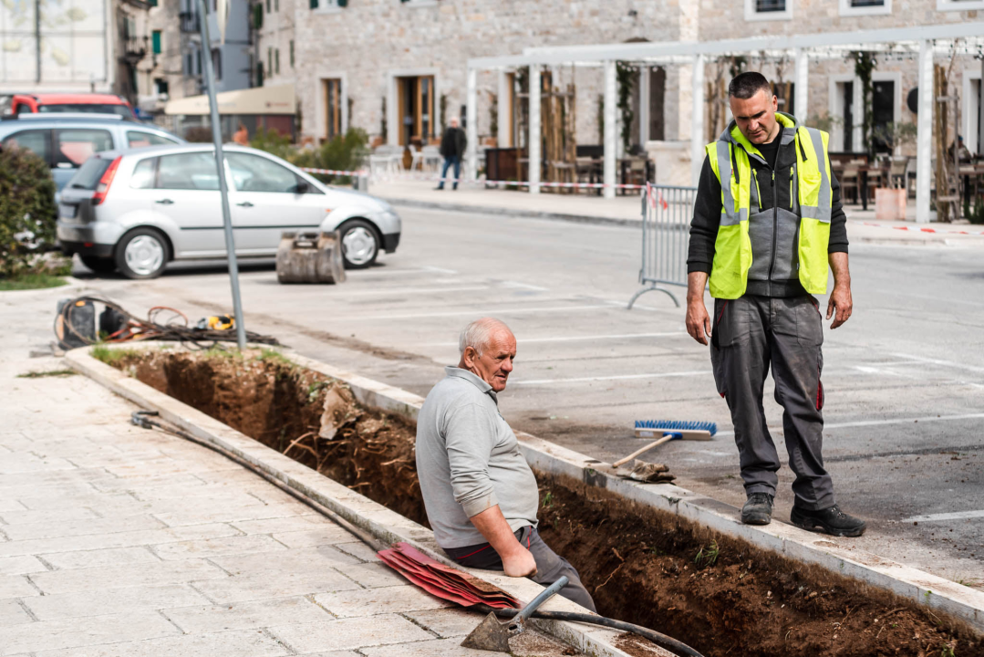 Mehanizacija stigla i u Dolac: Nastavlja se zamjena javne rasvjete na šibenskoj rivi