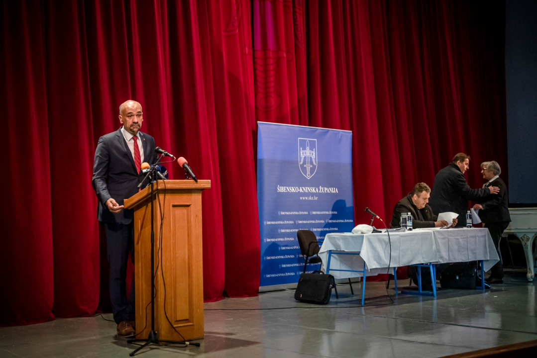 Prilično loša predstava na sjednici Županijske skupštine u drniškom kinu: Bilo je i kokica 