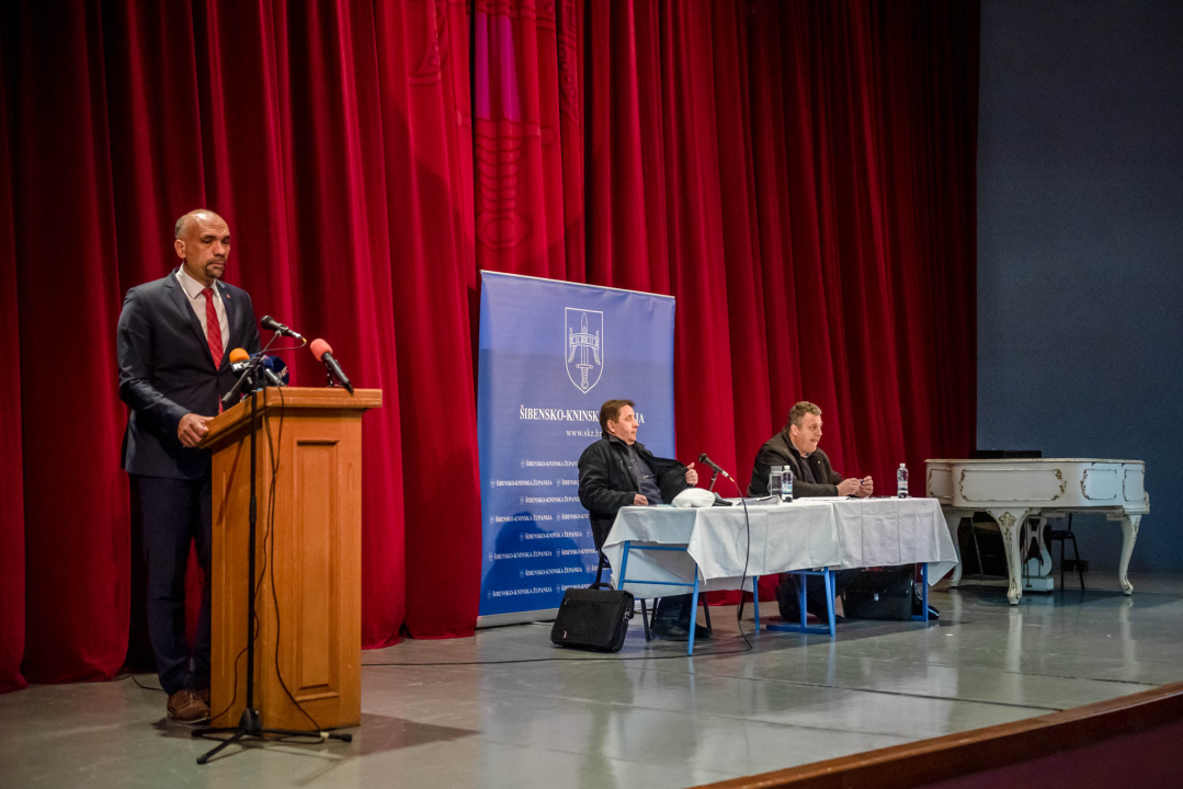 Prilično loša predstava na sjednici Županijske skupštine u drniškom kinu: Bilo je i kokica 