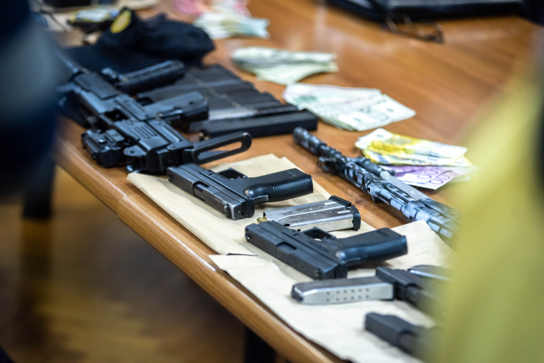 Uhićen 53-godišnjak koji je u 13 godina počinio 9 pljački: Našli mu strojnicu, zolju, pištolje, policijske oznake koje je koristio...