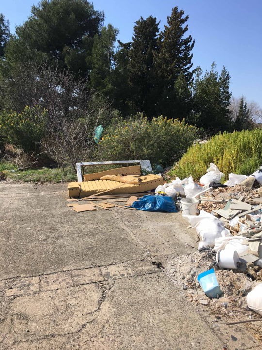 Stara rasvjeta s rive završila na TEF-u okružena tonama građevinskog i drugog otpada!