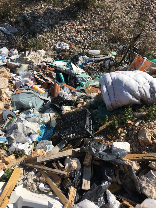 Stara rasvjeta s rive završila na TEF-u okružena tonama građevinskog i drugog otpada!