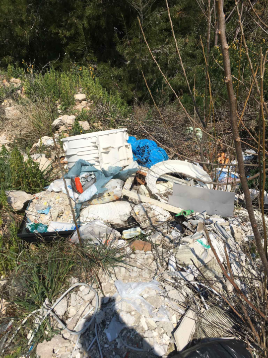 Stara rasvjeta s rive završila na TEF-u okružena tonama građevinskog i drugog otpada!