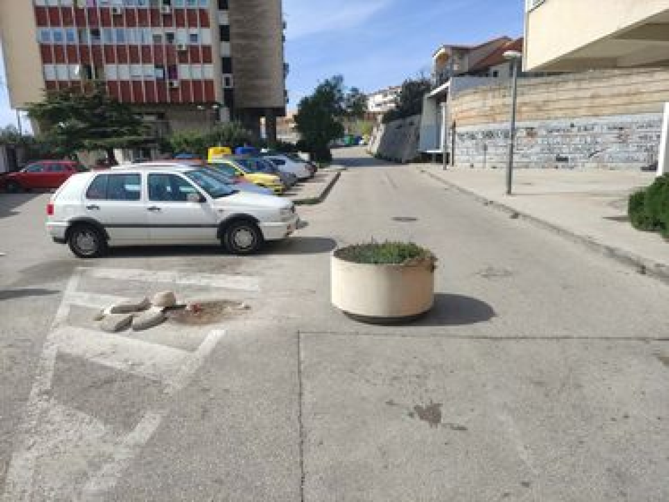 Netko je ogroman pitar ostavio na cesti ispod Plavog nebodera: 'Užasno je težak, nije se ovo moglo na ruke' 