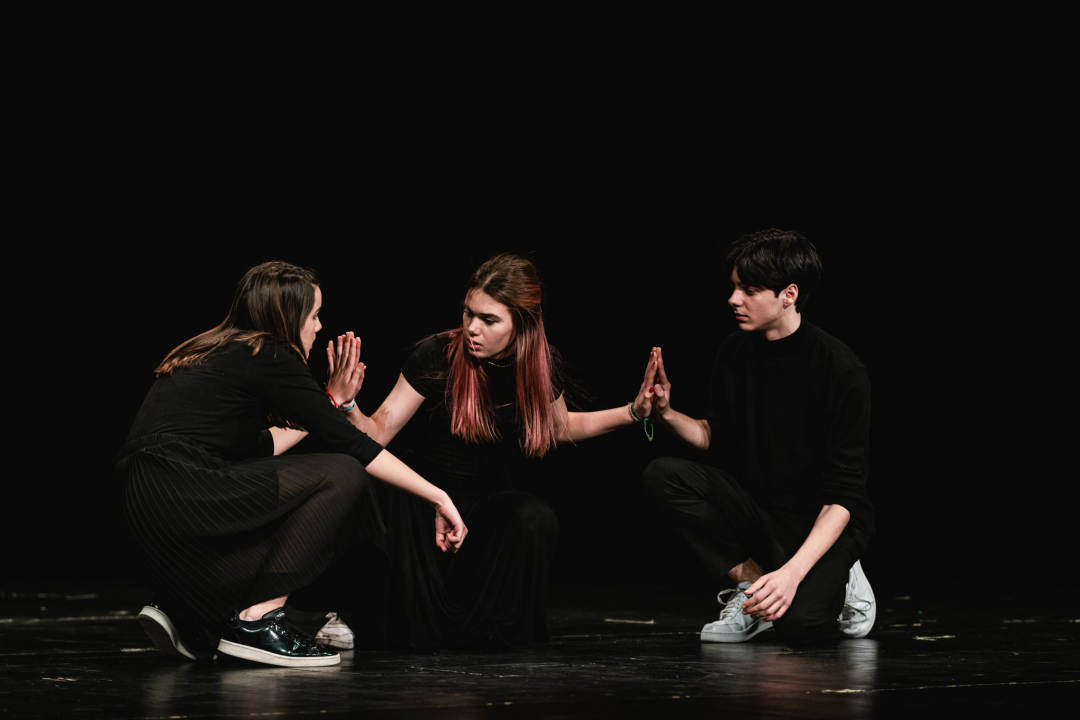 Smijeh i suze za Luku Škarića koji je iz publike gledao prijatelje kako mu ‘Mojom pričom’ skupljaju novac za operaciju