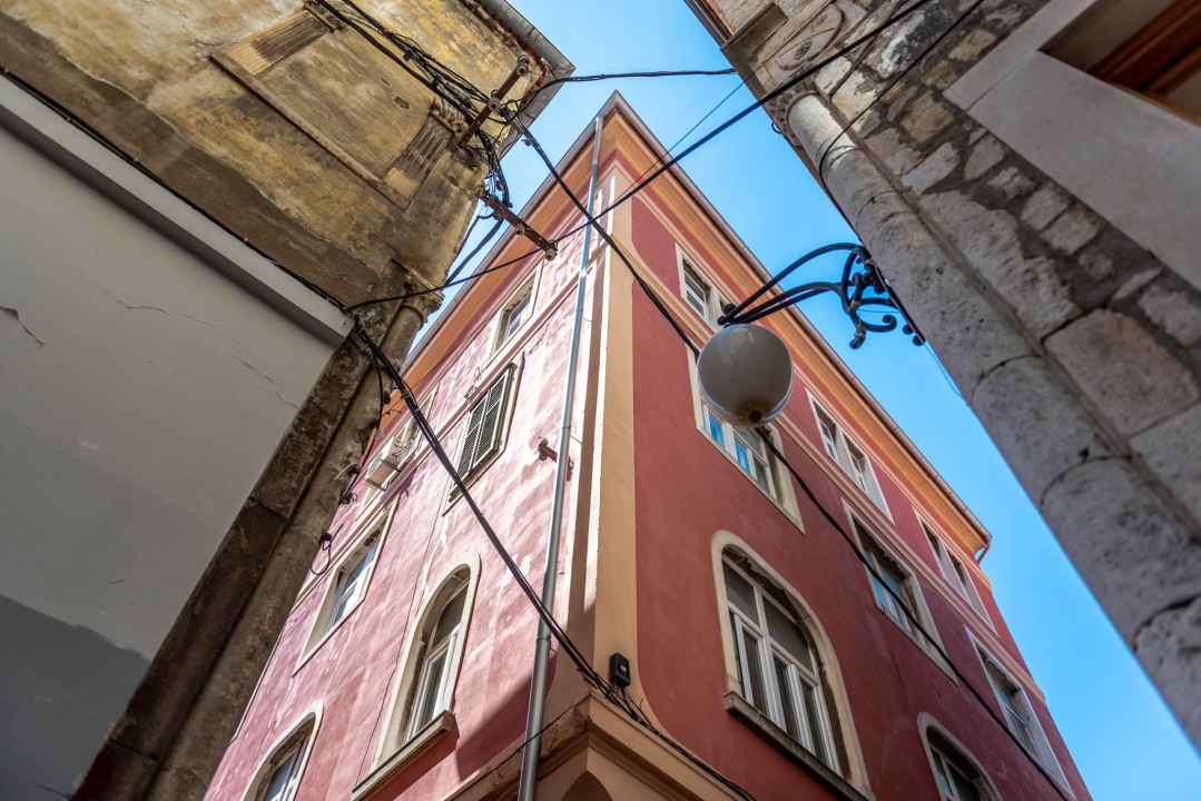 Preko 100 godina stara zgrada u Kalelargi napokon obnovljena: 'Da Grad nije išao s akcijom, ne bi je obnovili. Sada mirnije živim' 