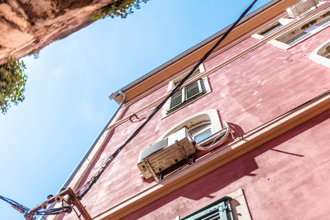 Preko 100 godina stara zgrada u Kalelargi napokon obnovljena: 'Da Grad nije išao s akcijom, ne bi je obnovili. Sada mirnije živim' 