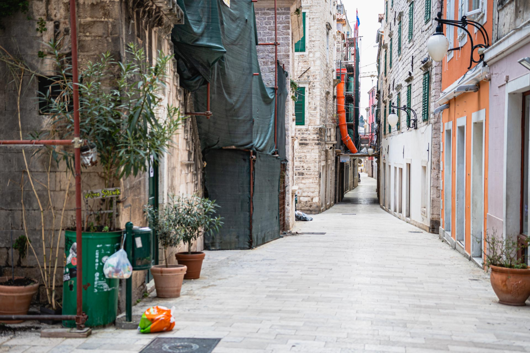 Šibenik je na današnji dan 2020. godine bio pust, trebale su nam potvrde za napustiti županiju, a imali smo puno manje slučajeva nego danas