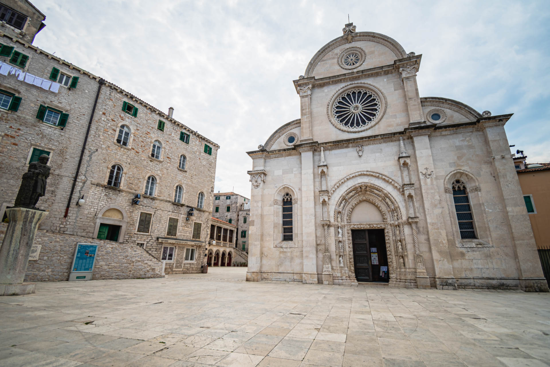 Šibenik je na današnji dan 2020. godine bio pust, trebale su nam potvrde za napustiti županiju, a imali smo puno manje slučajeva nego danas