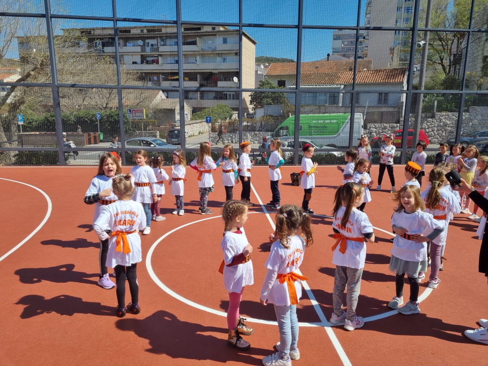 'Balarinci' iz DV Šibenske masline rasplesali se jutros na Baldekinu: 'Kako su smišni, a kako tek lipo plešu i pivaju' 