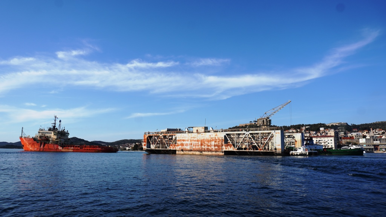 Posljednje putovanje do rezališta u Turskoj: Otplovio drevni dok iz šibenske luke