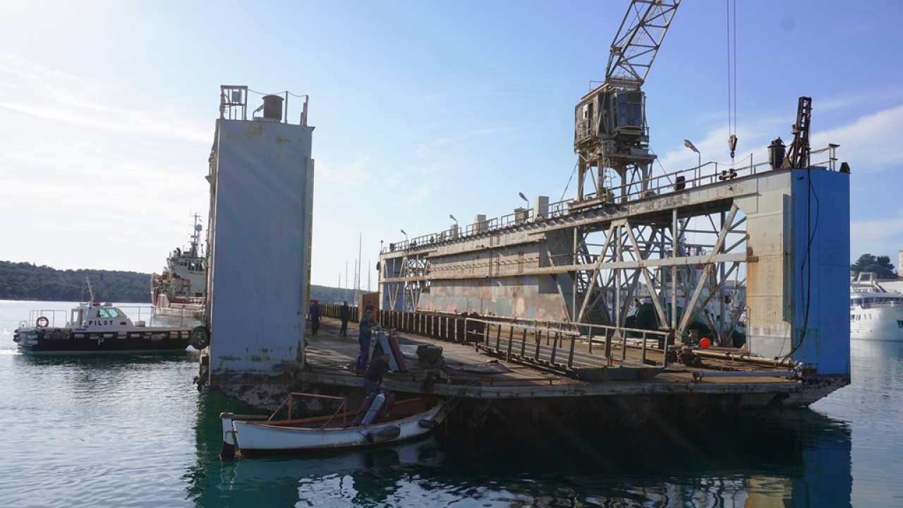Posljednje putovanje do rezališta u Turskoj: Otplovio drevni dok iz šibenske luke