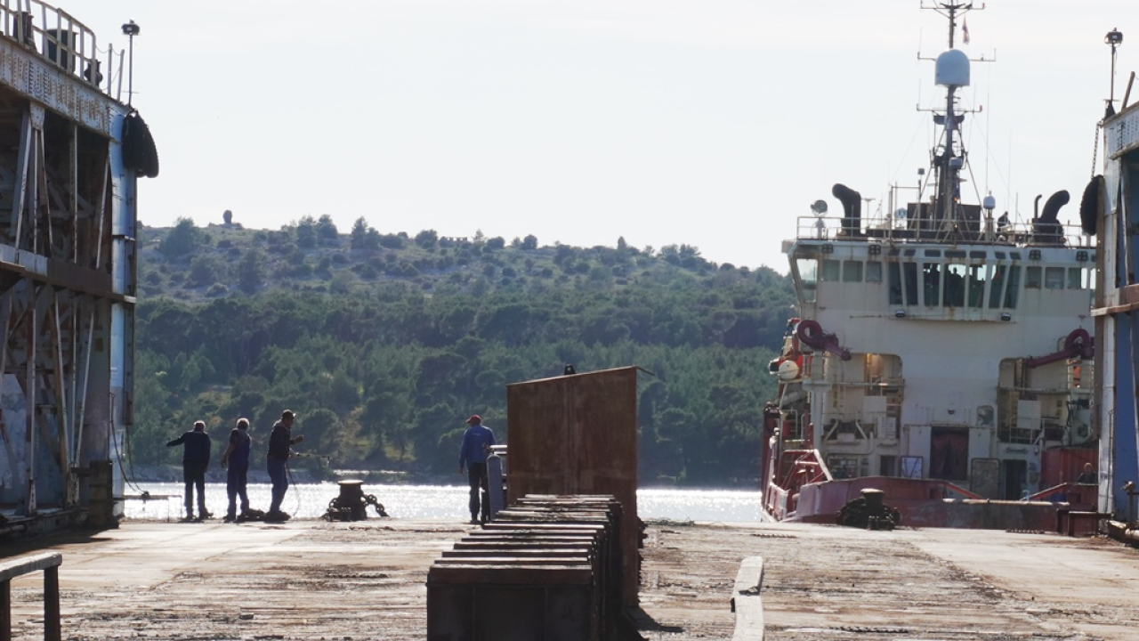 Iskra brodogradilište ispratila na rezanje u Tursku stari plovni dok 