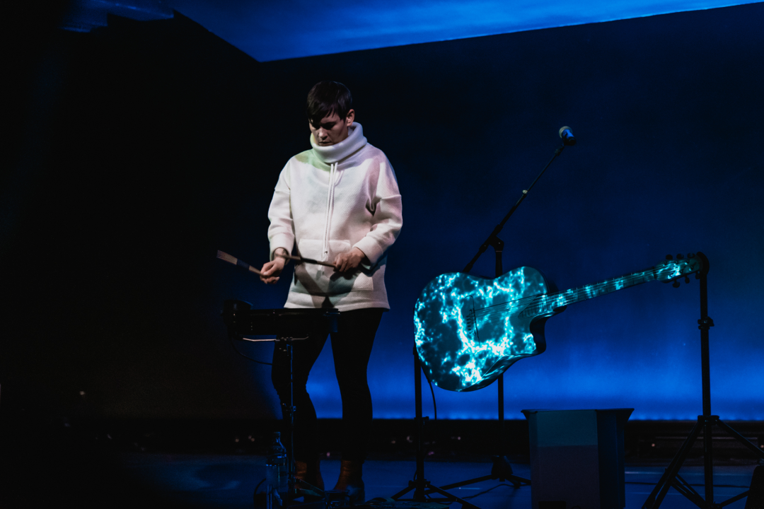 Spektakularne slike na pozornici Arsena: 'Boginja gitare' Kaki King u Šibeniku doslovno obojala zvuk!