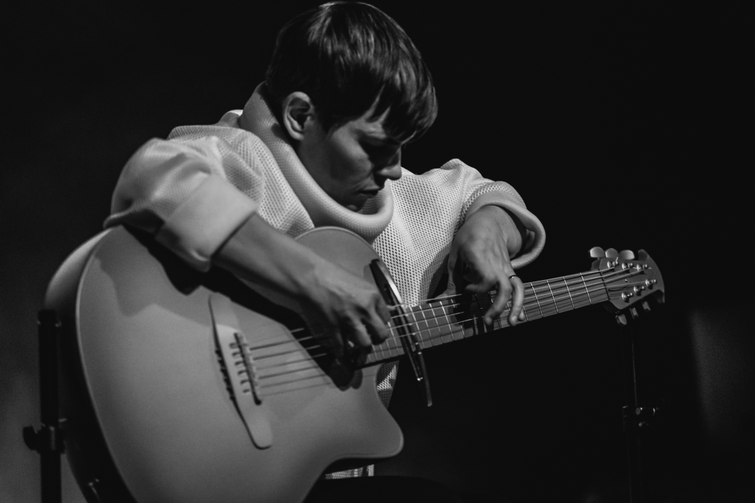 Spektakularne slike na pozornici Arsena: 'Boginja gitare' Kaki King u Šibeniku doslovno obojala zvuk!