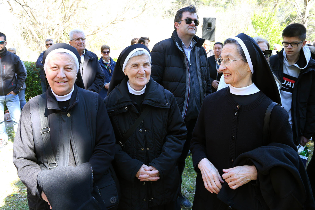 Uskrsni Emaus na Skradinskom buku okupio veliki broj vjernika