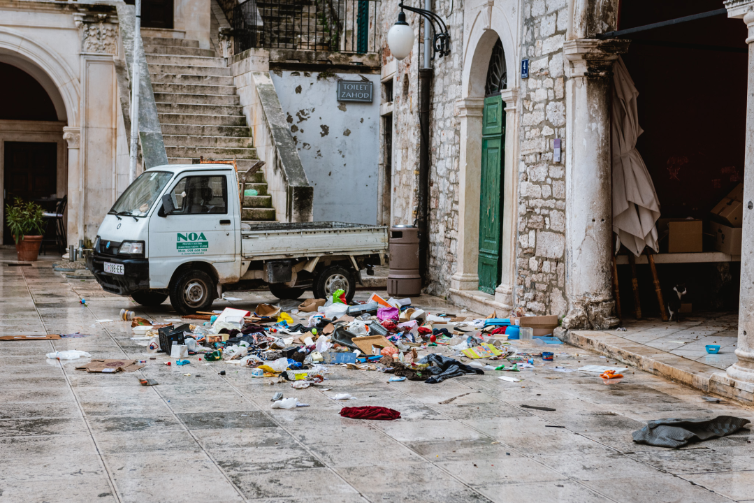 Smeće pod zaštitom UNESCO-a? Sigurno se pitaju turisti koji su jutros vidjeli ovaj horor kod katedrale