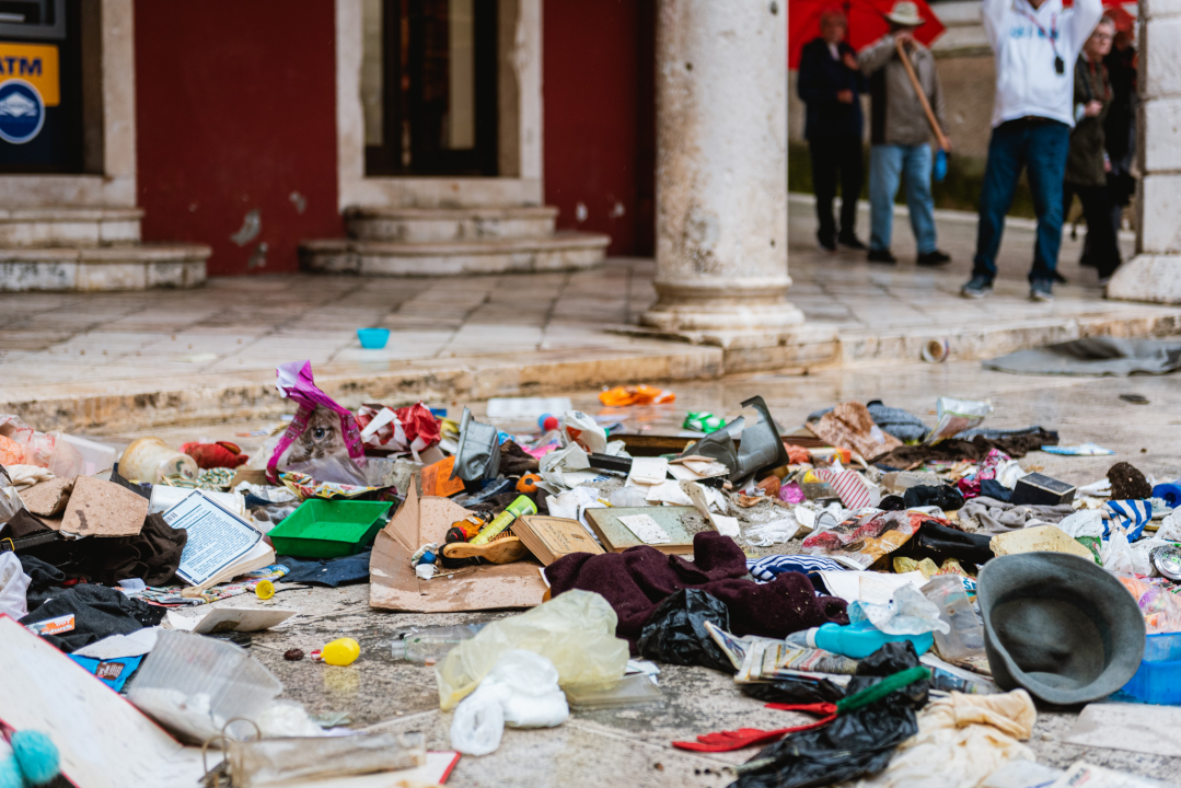 Smeće pod zaštitom UNESCO-a? Sigurno se pitaju turisti koji su jutros vidjeli ovaj horor kod katedrale