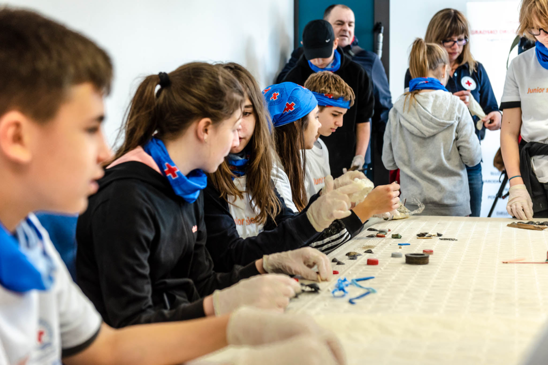 Djeca iz Šibenika i Ukrajine čistila plažu Banj, a smeće iskoristila za izradu slika