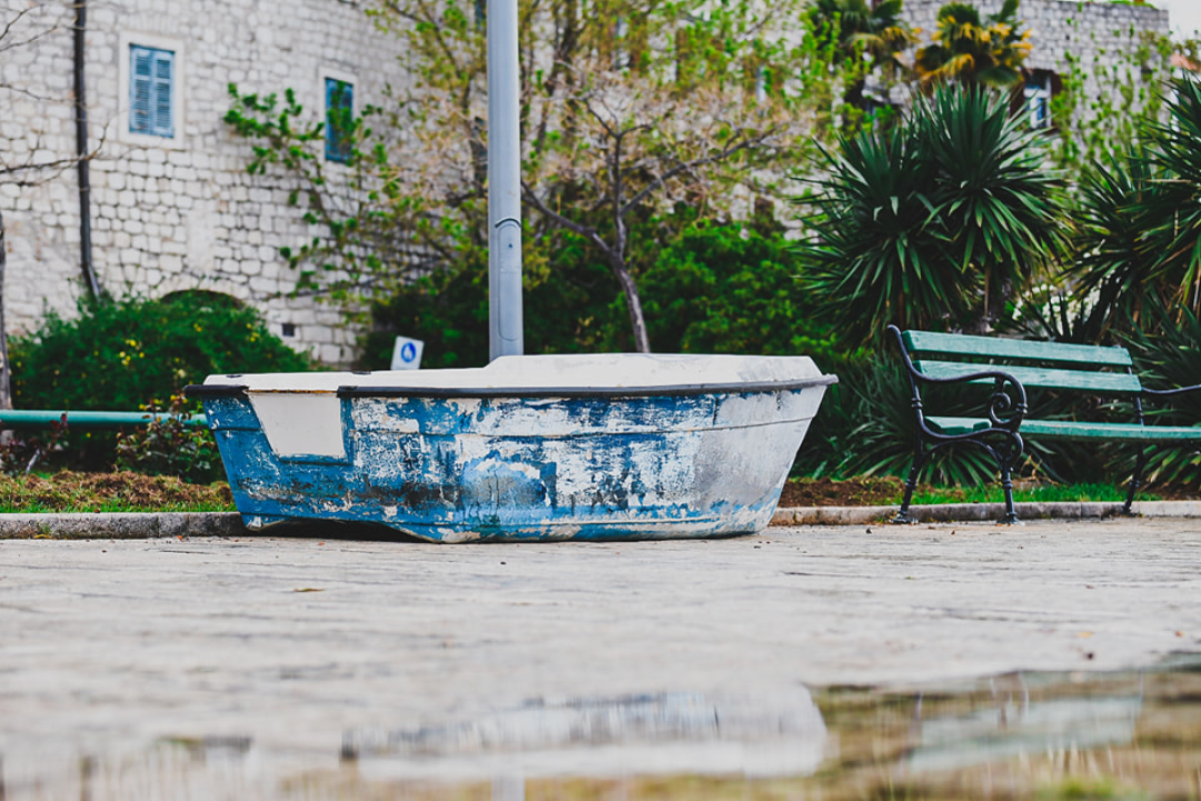 Što sve može jugo: Lijep mali kaić na šibenskoj rivi, ali ne u moru nego na suhom