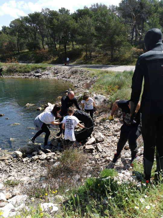 Očišćena Dumboka: Tridesetak ljudi prikupilo 70 vreća smeća i dvadesetak automobilskih guma