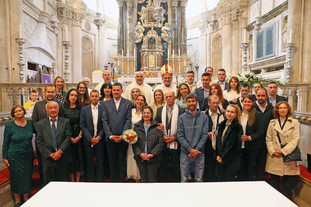 U katedrali sv. Jakova kršteno petero odraslih vjernika, a tri para vjenčana