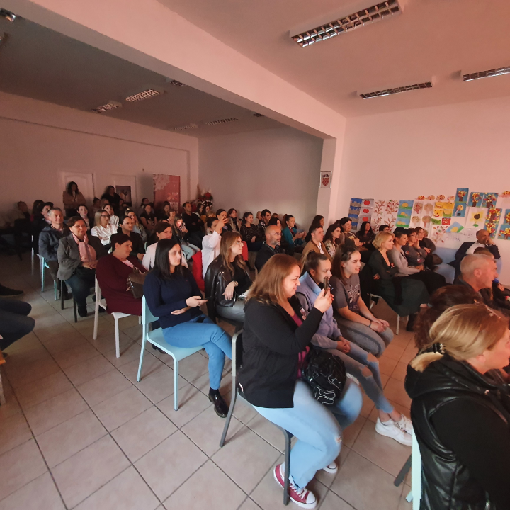 Moruzgva u Biskupiji:  Ecija Ojdanić, Barbara Nola i Ana Begić gole u kavezu