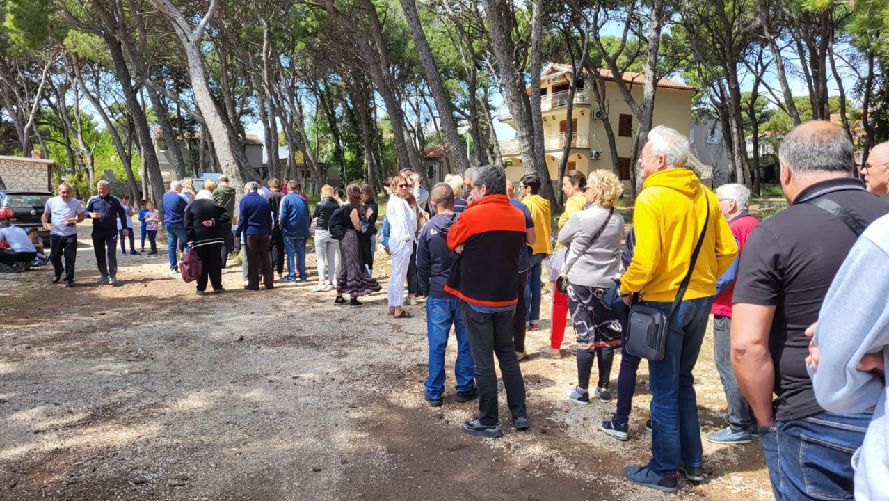 Prvomajski fažol na Jadriji: U njemu kobasice i suho meso, pored njega političari, turisti i mi obični