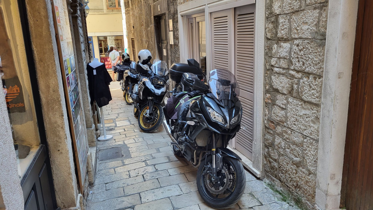 Prvi vjesnici ljeta: Turisti koji se ponašaju u Šibeniku kako nikad ne bi u svom gradu