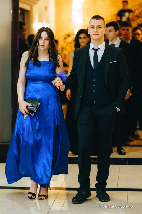 Pogledajte kako su zablistali učenici Industrijsko-obrtničke škole na svom maturalnom plesu (1. dio)