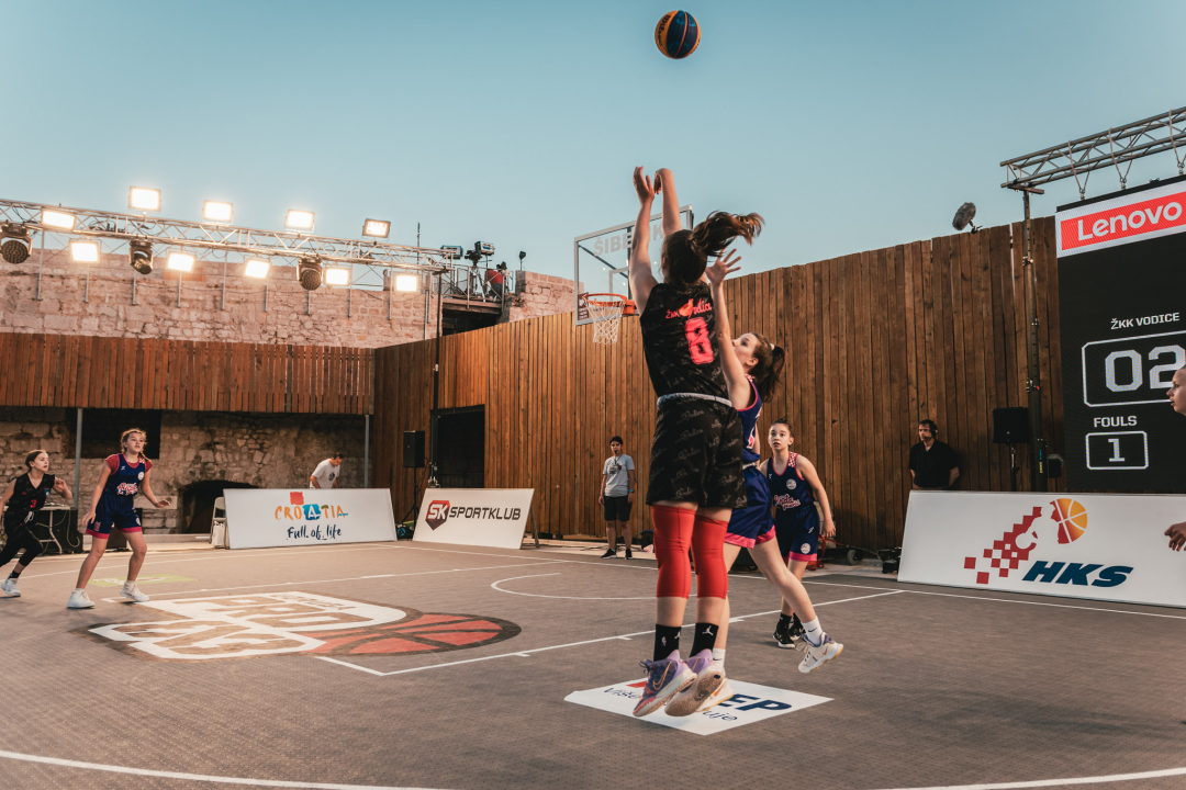 Basket se na Mihovilu i sinoć igrao pred gotovo praznim gledalištem, ako izuzmemo igrače!