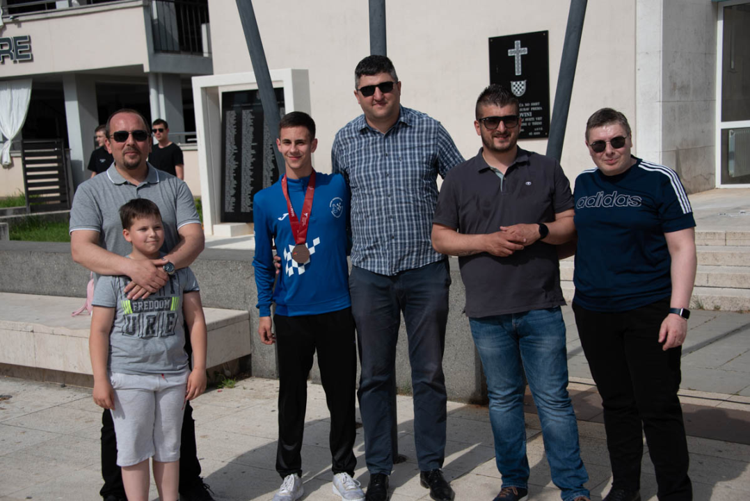 Osvajač europske bronce u taekwondou Josip Teskera svečano dočekan u Kninu